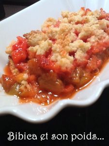 Crumble_fraises_rhubarbe__flocons_d_avoine_et_vanille_gros_plan_2