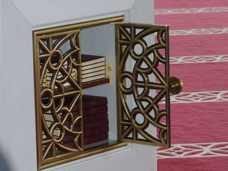Dans chaque pilier de petites portes derrière lesquels se cachent des piles de Coran 