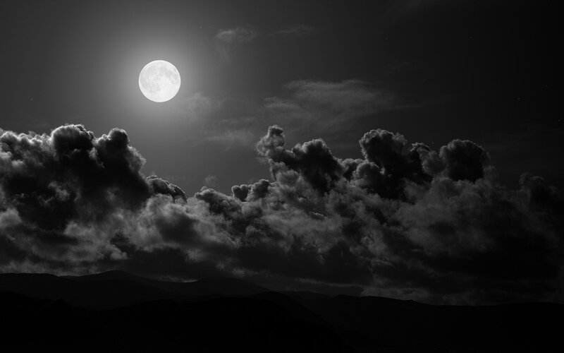 picture,294,la,lune,dans,un,ciel,sombre