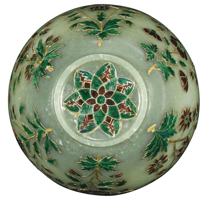 A carved jade bowl set with enamelled flowers, India, Mughal, 17th18th century (bottom view)