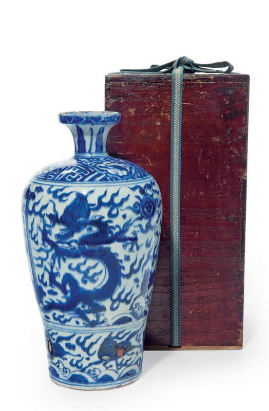 An unusual blue and white 'Dragon' vase, Wanli period (1573-1619)