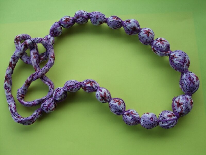 Collier en Tissu ( avec des perles en pâte fimo ratées )
