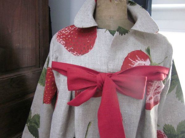 Manteau AGLAE en lin naturel imprimé de grosses fraises rouge - noué sur le devant d'un lien de lin rouge (4)