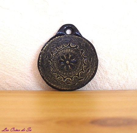 Pendentif_rond_noir_dor___1_