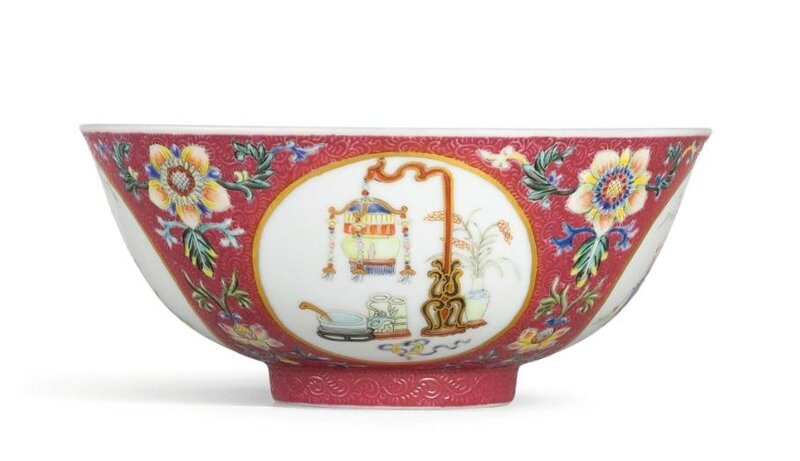  A ruby-ground famille-rose scraffiato 'bogu' bowl, Seal mark and period of Daoguang (1821-1850)