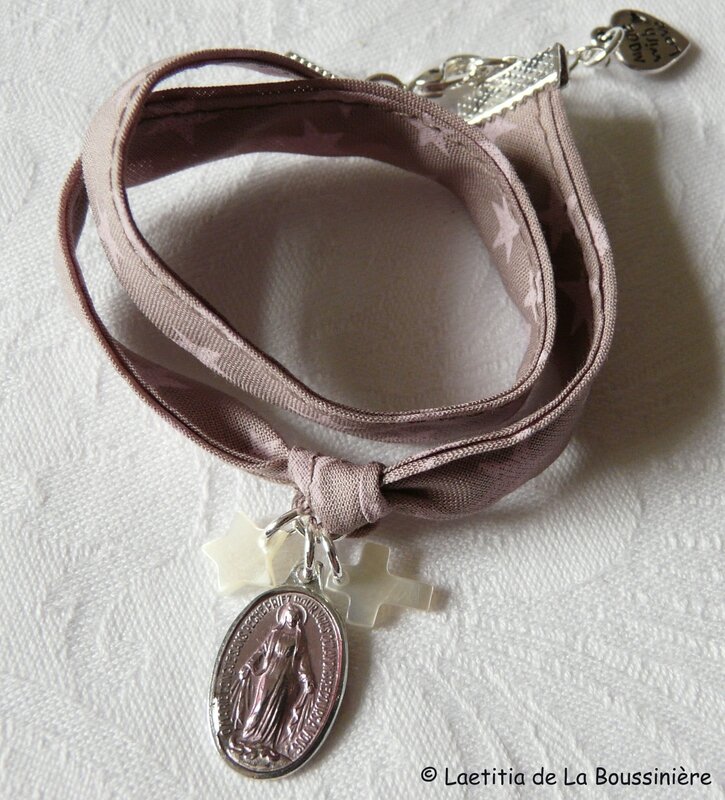 Bracelet Notre-Dame du Rosaire (sur ruban vieux rose étoiles rose)