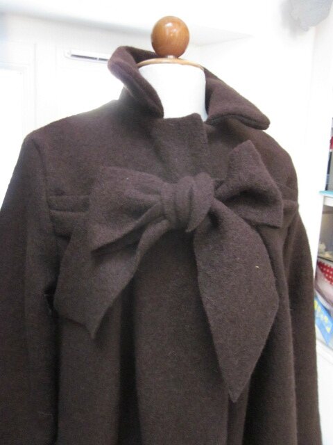 Manteau AGLAE en laine bouillie chocolat fermé par un noeud (6)