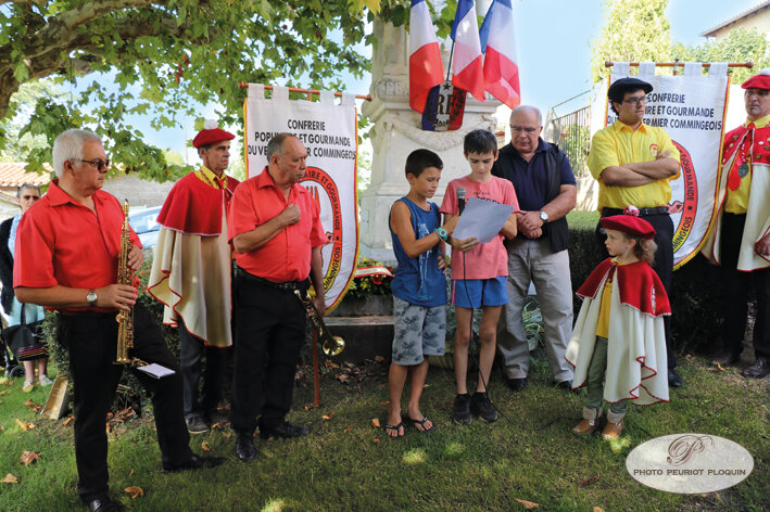 CASSAGNABERE_TOURNAS_ceremonie_devant_le_monument_aux_Morts