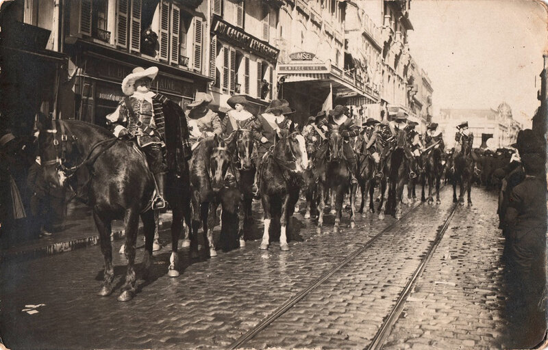 1922 03 26 Belfort 14 CPhoto Mi carême Mousquetaires à cheval Fbg Ancêtres BF