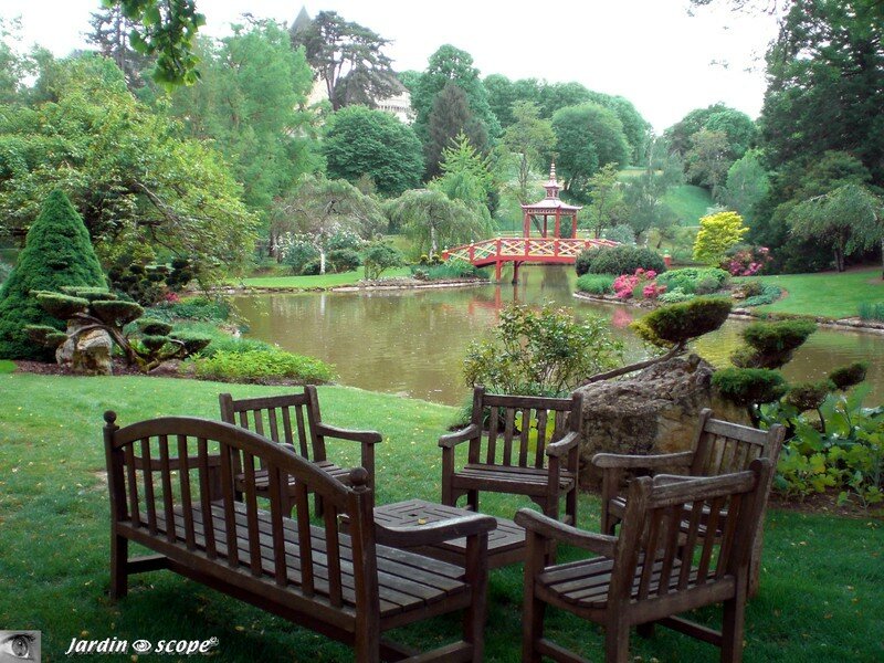 Le Salon de jardin devant la pièce d'eau du Parc