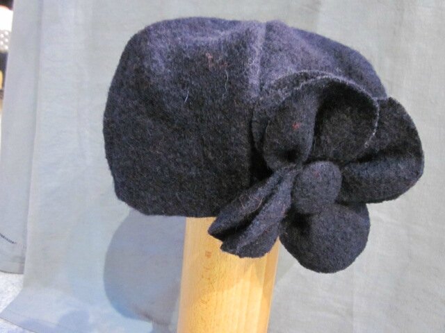 Chapeau AGATHE en laine bouillie rouge avec fleur réalisée dans le même tissu - doublure lin rouge (2)