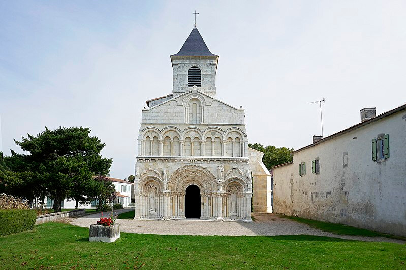 80707-chadenac-c-m-eglise-saint-martin-eme-siecle-constitue-des-joyaux-art-roman-mais-cette-eglise-une-autre-particularite-elle-possede-jardin-cure-transforme-musee-archeologique-dans-mu