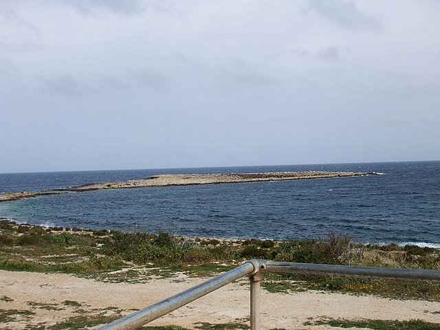 Qawra_Point_-_panoramio