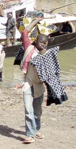 enfant vendeur ambulant MOPTI Mali