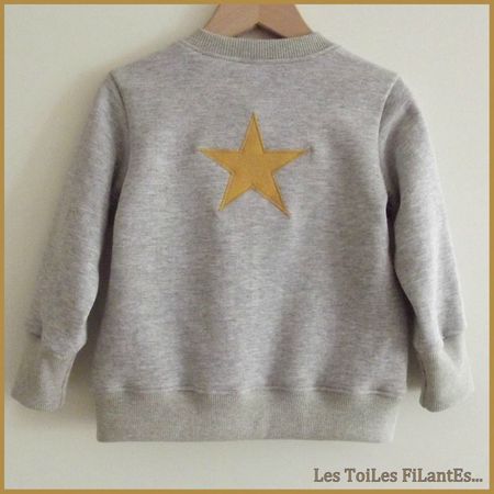 Salopette moutarde et tee-shirt gris assorti