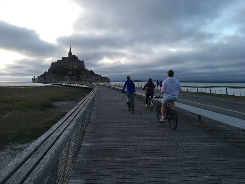 Le Mont-Saint-Michel_vélo_cycliste_pont-passerelle_Vélocité_association_juillet_2020