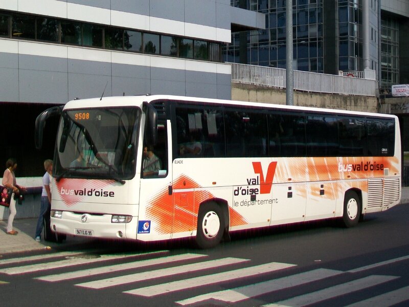 Cergy(_95),_car_de_la_ligne_95-08_du_réseau_Bus_Val-d'Oise_à_la_gare_routière_Cergy-Préfecture