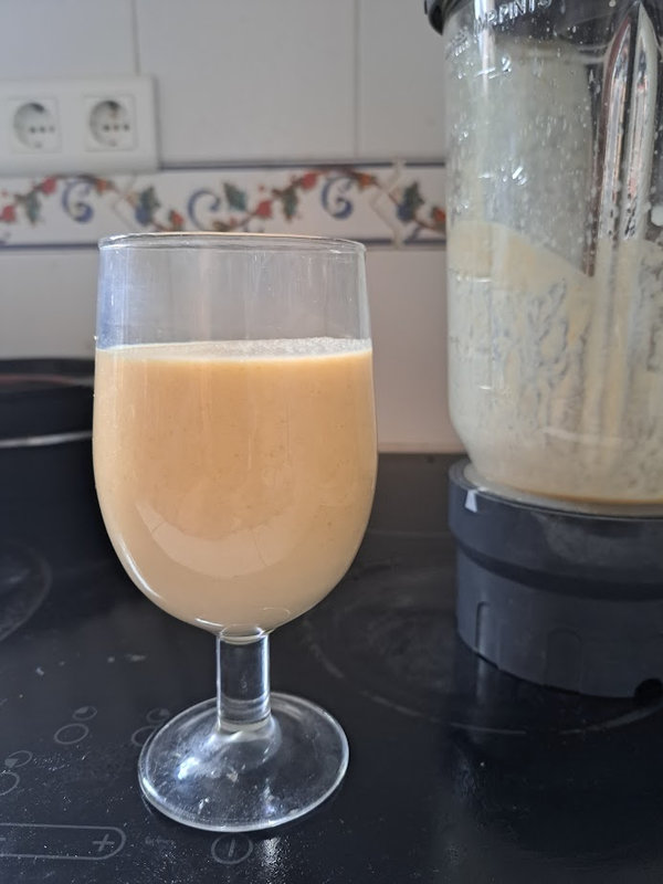 Milkshake glacé à la banane et au beurre de cacahuètes