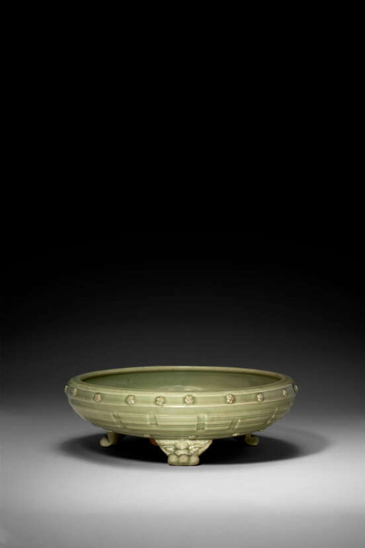A Longquan celadon tripod bulb bow, Yuan-Early Ming dynasty, late 14th-early 15th century