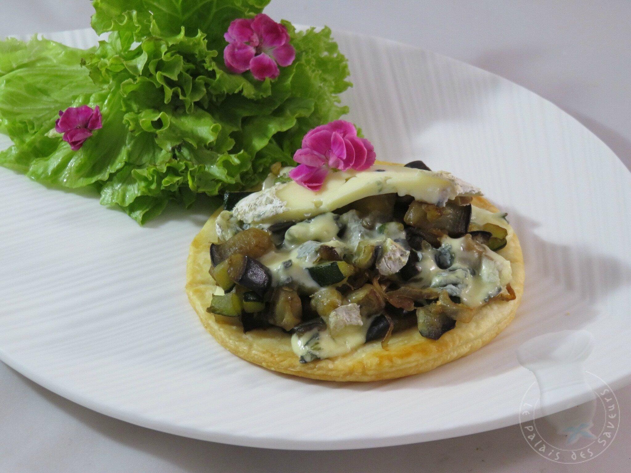 Galette feuilletée aux légumes d'été, copeaux de fourme d'Ambert