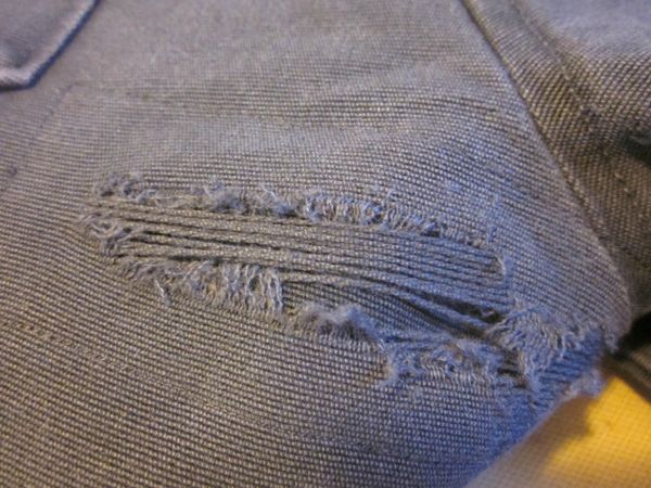 Retouche sur un jeans HOMME déchiré sous la fesse par aposition d'une pièce à l'intérieur pour créer un effet grunge (2)