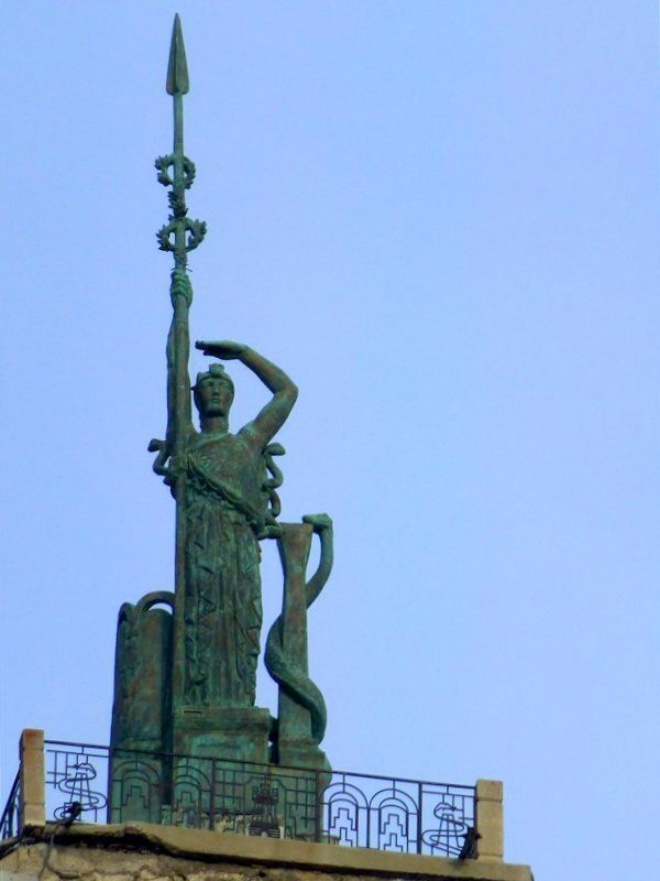 La France d'Antoine Bourdelle, Athena, main gauche en visière scrute la ligne des cimes de Briançon