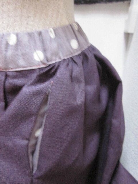 Jupe ZOELIE en lin prune et coton parme à pois blancs - plis sur le devant, fronces dans le dos, poches dans les coutures de côté (6)
