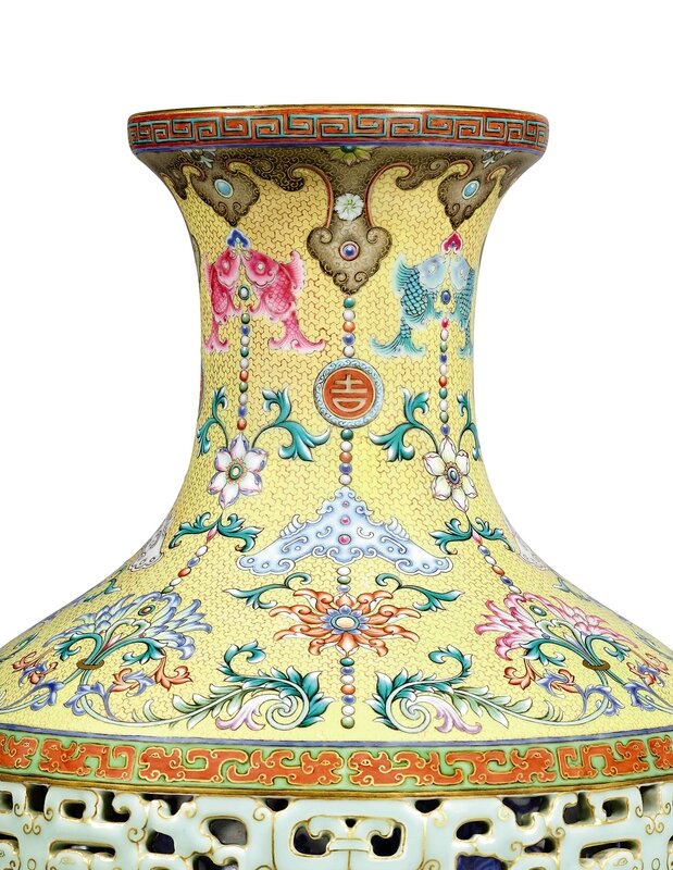 AN_EXCEPTIONAL_FAMILLE_ROSE_RETICULATED__FISH__VASE_9W46S_F_1