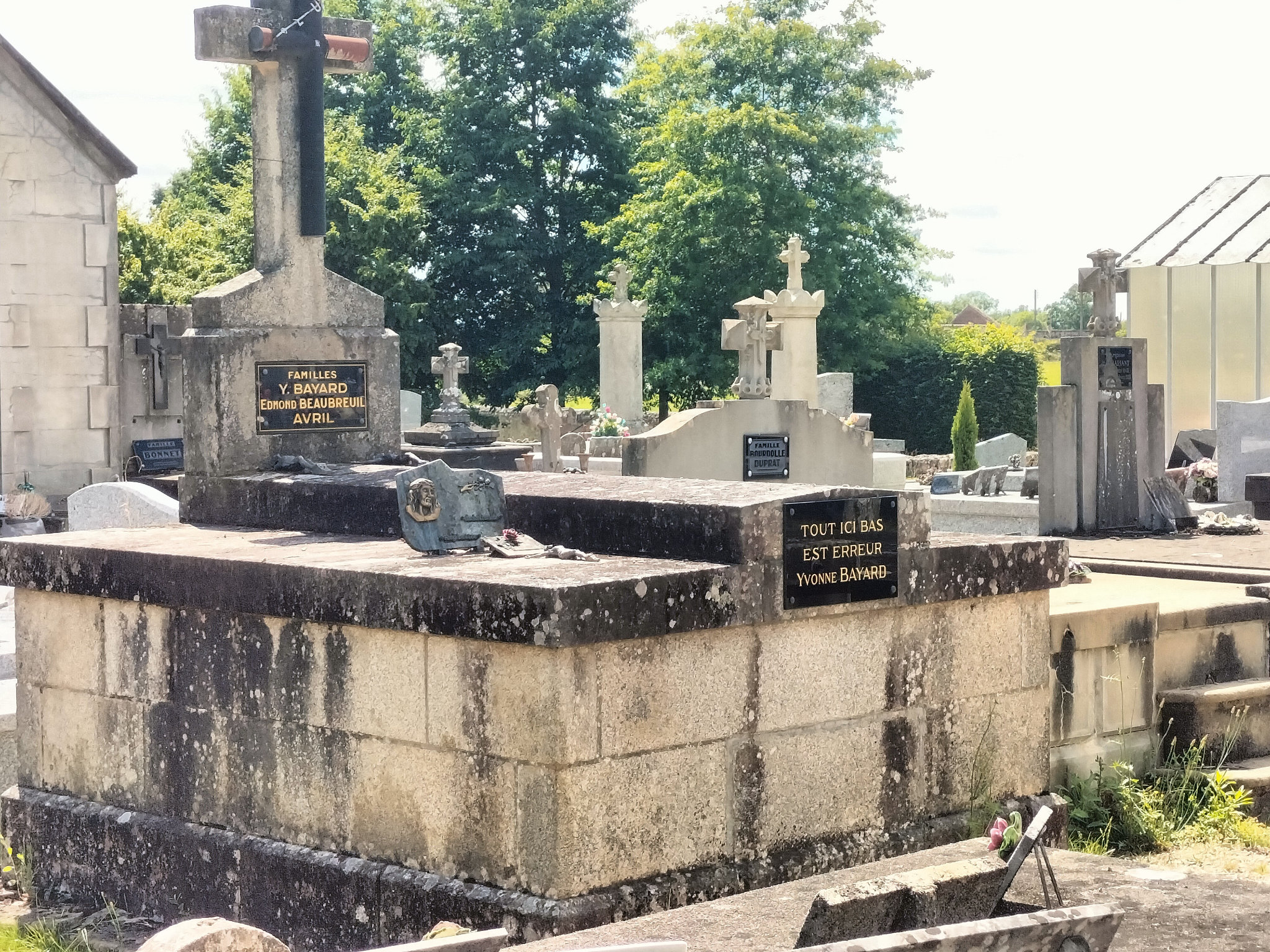 Oradour-sur-Glane, cimetière, tout ici bas