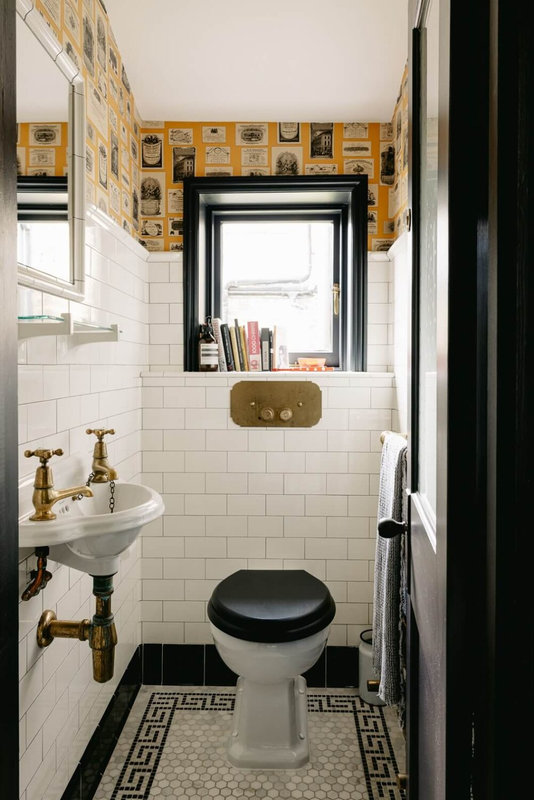 powder-room-yellow-wallpaper-restored-victorian-house-london-nordroom-1001x1500