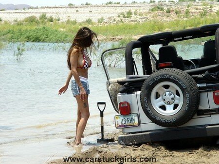 jeep_wrangler_girl_mud_stuck_015
