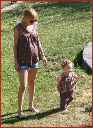 fp_2109393_nicole_richie___harlow_play_the_day_away__334x460