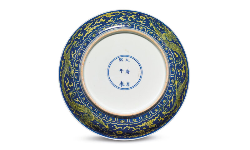 2013_HGK_03213_2119_001(an_underglaze-blue_and_yellow-enamelled_dragon_dish_kangxi_six-charact)