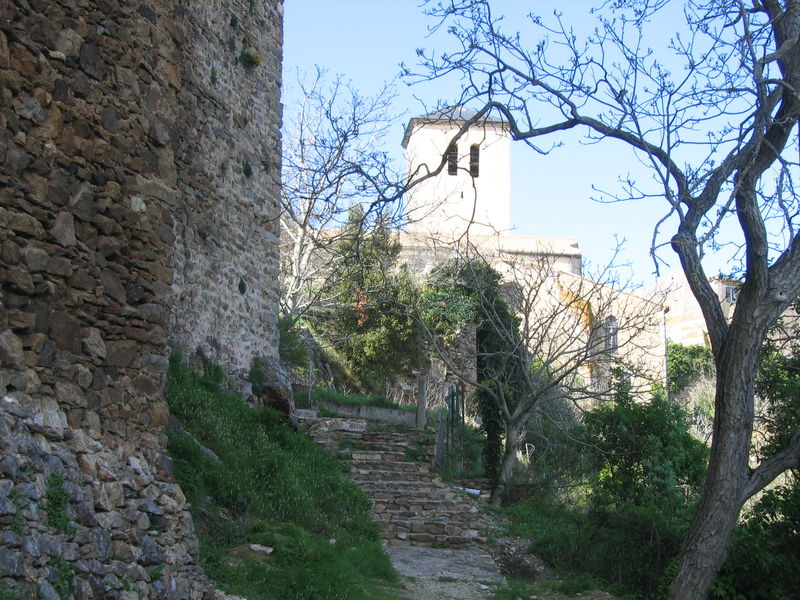 Saissac : au pied du chateau, l'église et le village