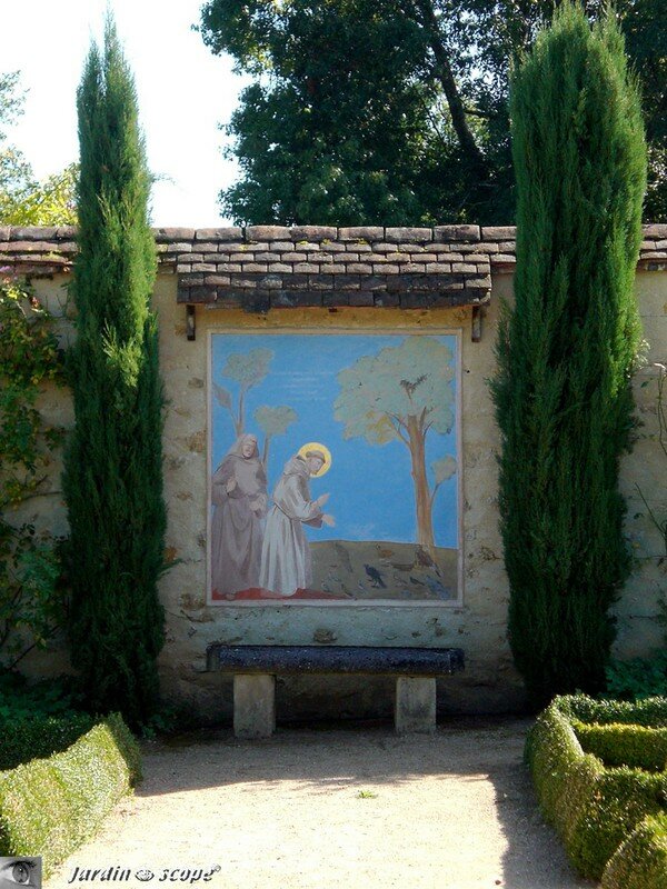 Banc sous l'œil bienveillant de St-François d'Assise à Ainay-le-