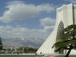Teheran_monument_et_montagnes