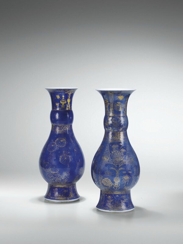 Rare paire de vases en porcelaine bleu poudré à décor à l'or Dynastie Qing, époque Kangxi