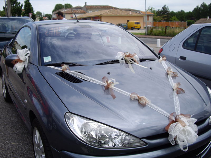 decoration voiture mariage en tulle