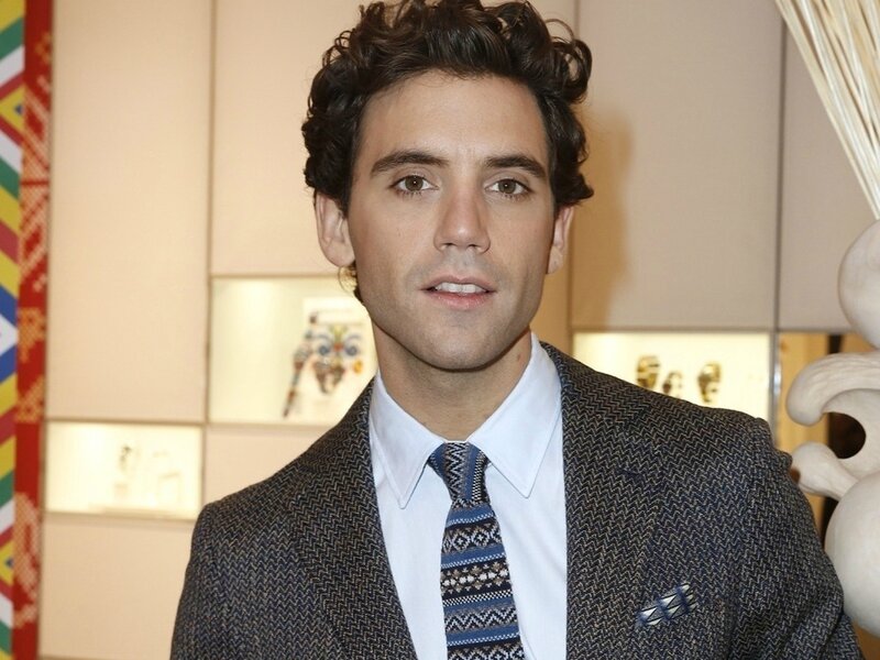 Mika-aux-Champs-Elysees-a-Paris-le-19-novembre-2013_exact1024x768_l