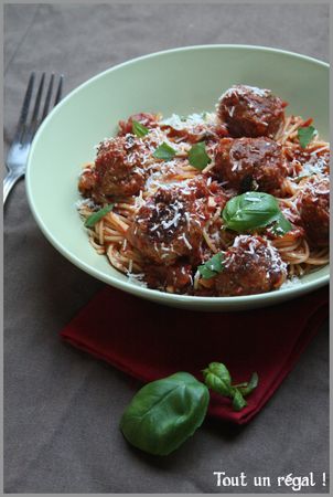 Spaghetti aux boulettes de viande recettes plats Boulettes de viande, sauce tomate basilic et spaghetti, la cuisine des placards par Jamie Oliver