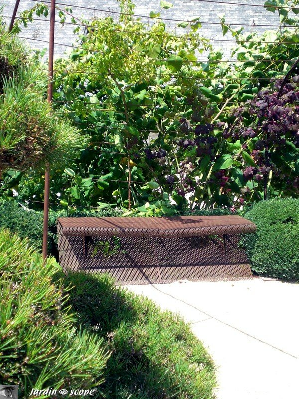 Banc en tôle perforée (Chaumont sur Loire 41)