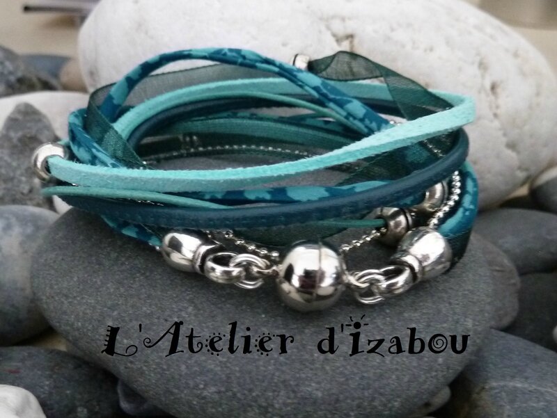 P1150414 Bracelet manchette multimatières cuir, liberty bleu canard, daim, chaine boule et perles métal