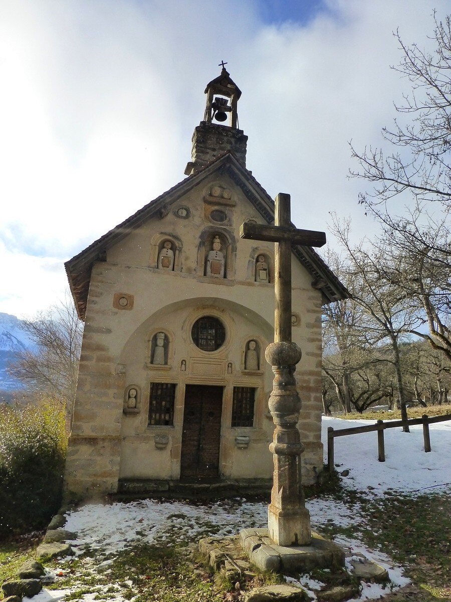 La chapelle et la croix