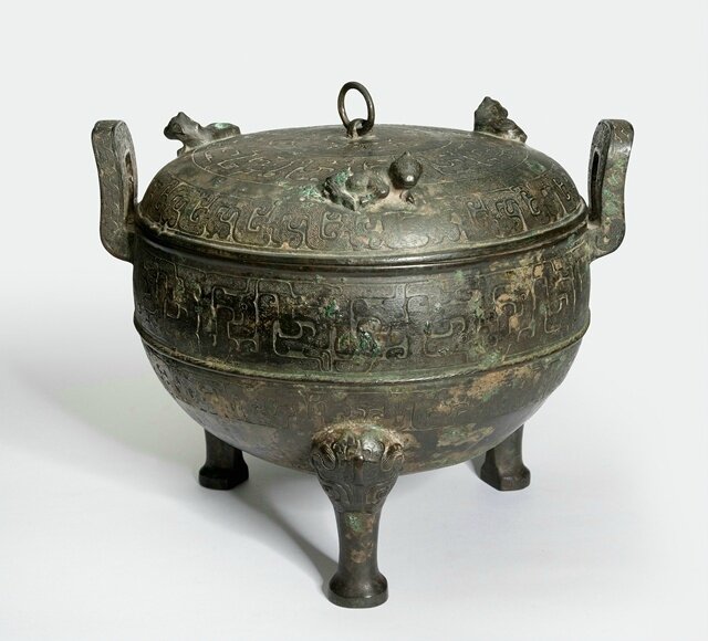 A bronze 'ding' with lid and two curved u-shaped handles, Eastern Zhou dynasty, late 6th to early 5th century BC