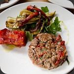 Tartare mi-cuit de boeuf, légumes grillés, galette de pommes de terre