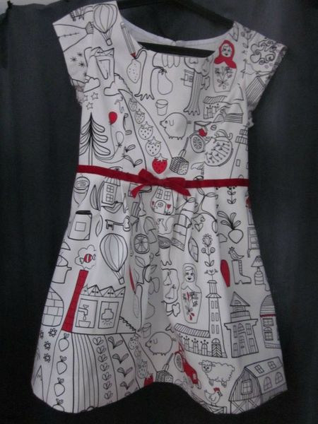 Robe en coton blanc imprimé dessins enfantins noirs colorisés de rouge avec haut à découpes princesse et jupe plissée réhaussée d'une ceinture de ruban de velours rouge - taille 36 (6)