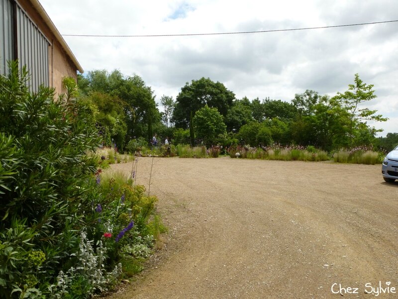 22-Devant de la maison en graviers