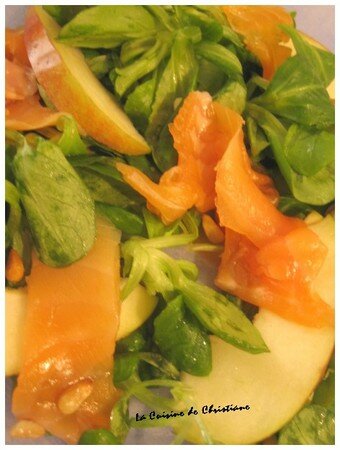 Salade_de_m_che_au_saumon_fum___pommes_et_pignons