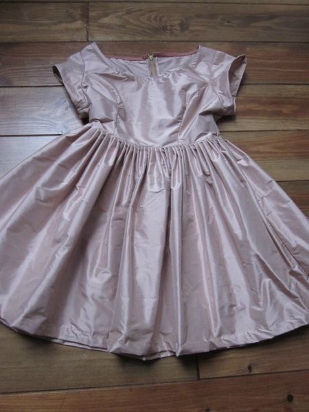 Robe en soie beige rosé - découpes princesses et petties manches courtes pour le haut - jupe 3 m d'envergure plissée à tout petits plis à la taille - taille 36 (2)