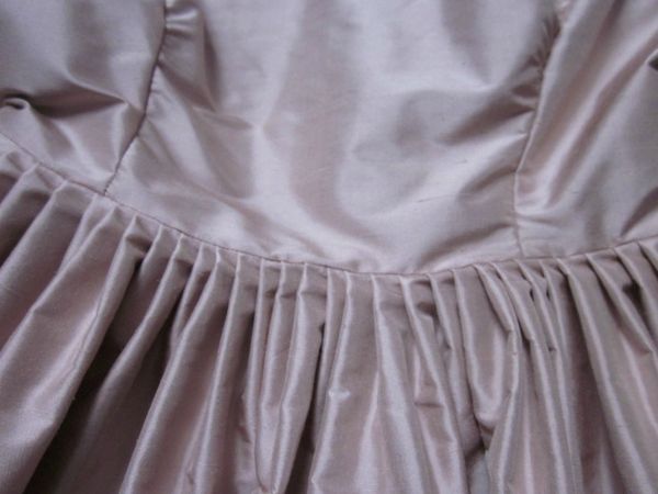 Robe en soie beige rosé - découpes princesses et petties manches courtes pour le haut - jupe 3 m d'envergure plissée à tout petits plis à la taille - taille 36 (4)